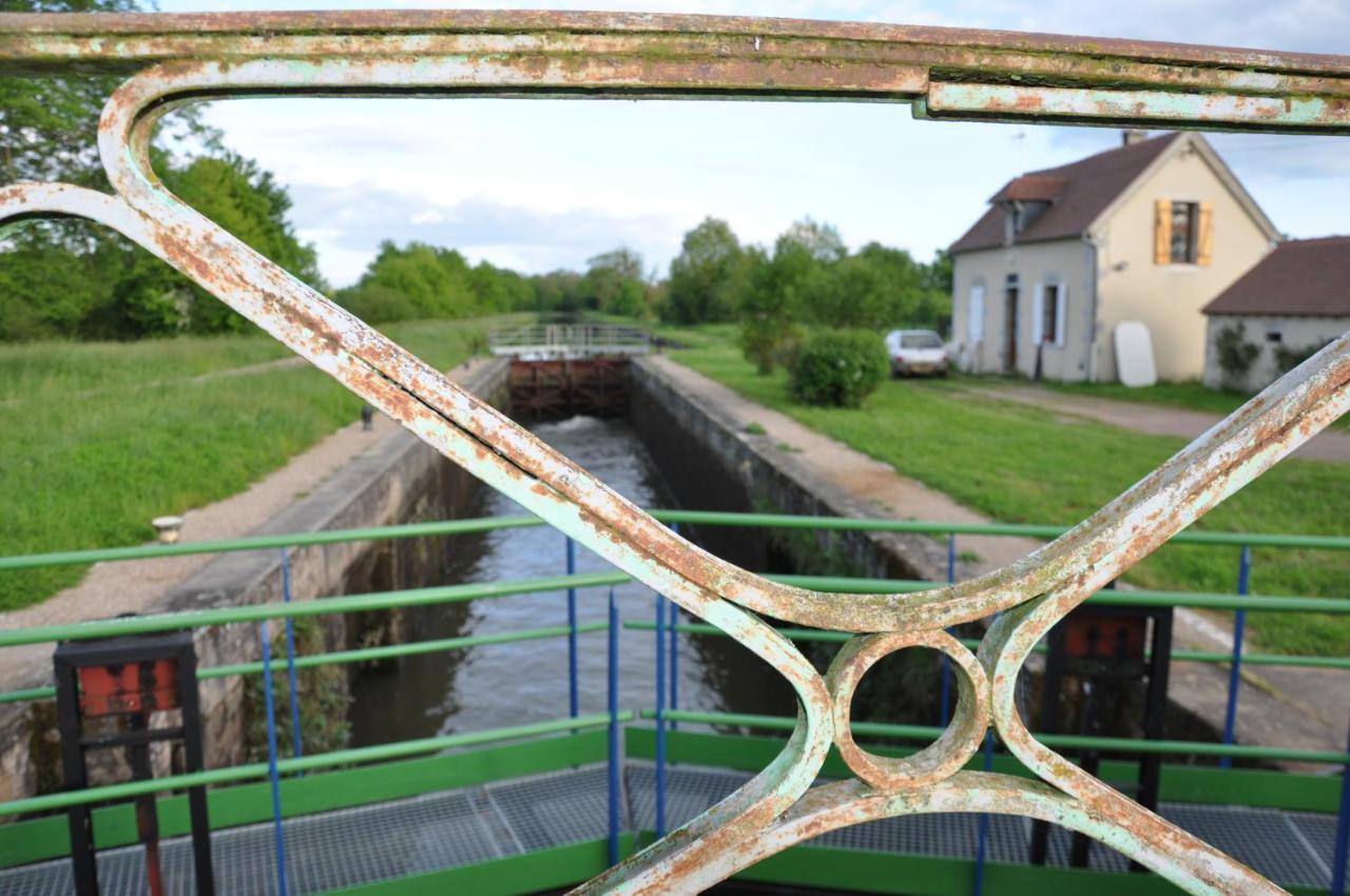 Canal Du Nivernais Gites Le Champ Radis Marigny-sur-Yonne Kültér fotó